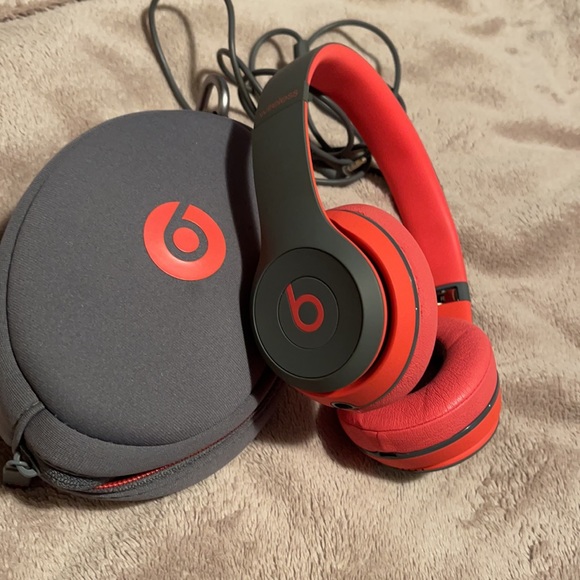 Beats Solo 2 with wire and soft case - Picture 3 of 3